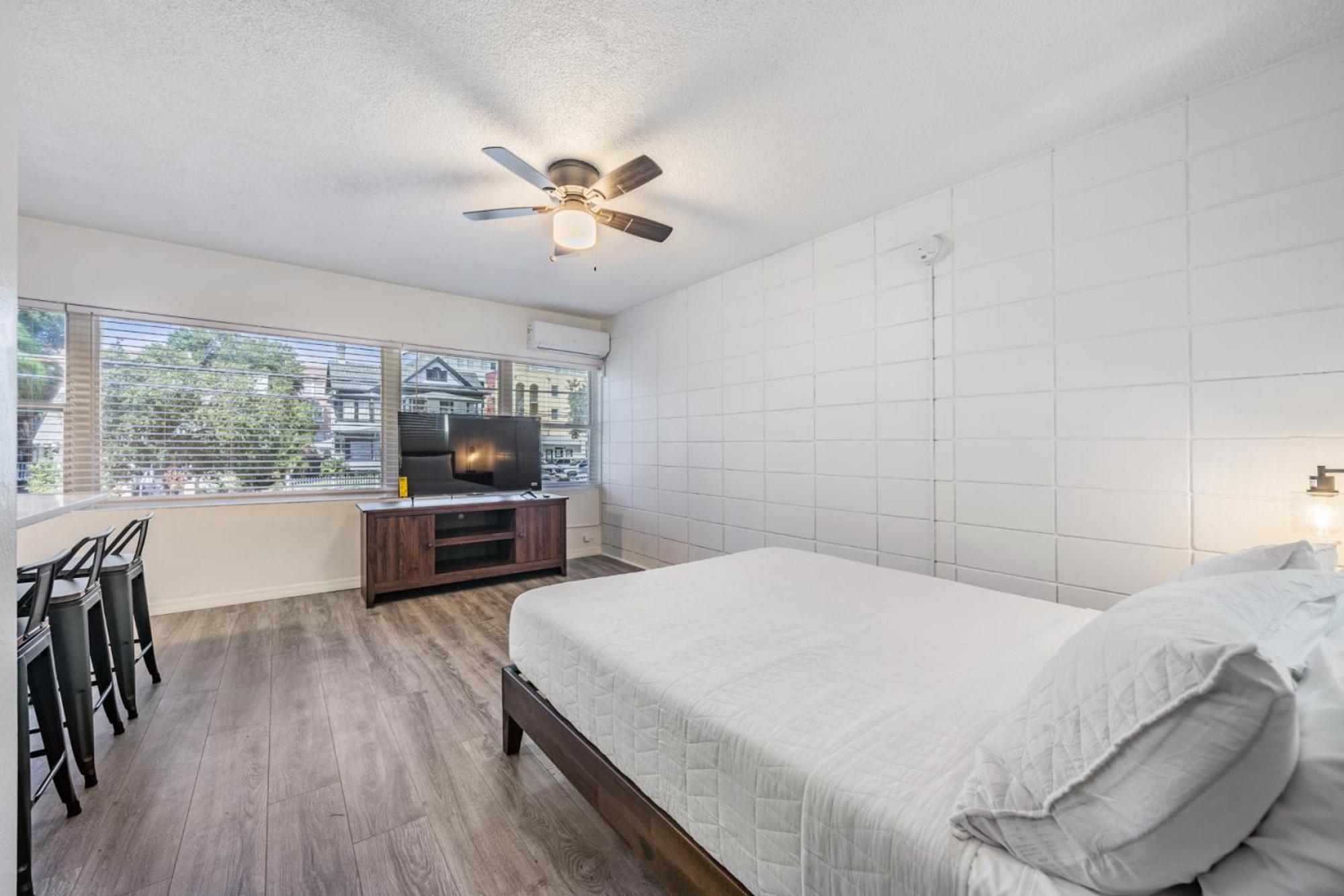 סיינט פיטרסברג Spacious Studio Apartment Near Nightlife & Dining! מראה חיצוני תמונה