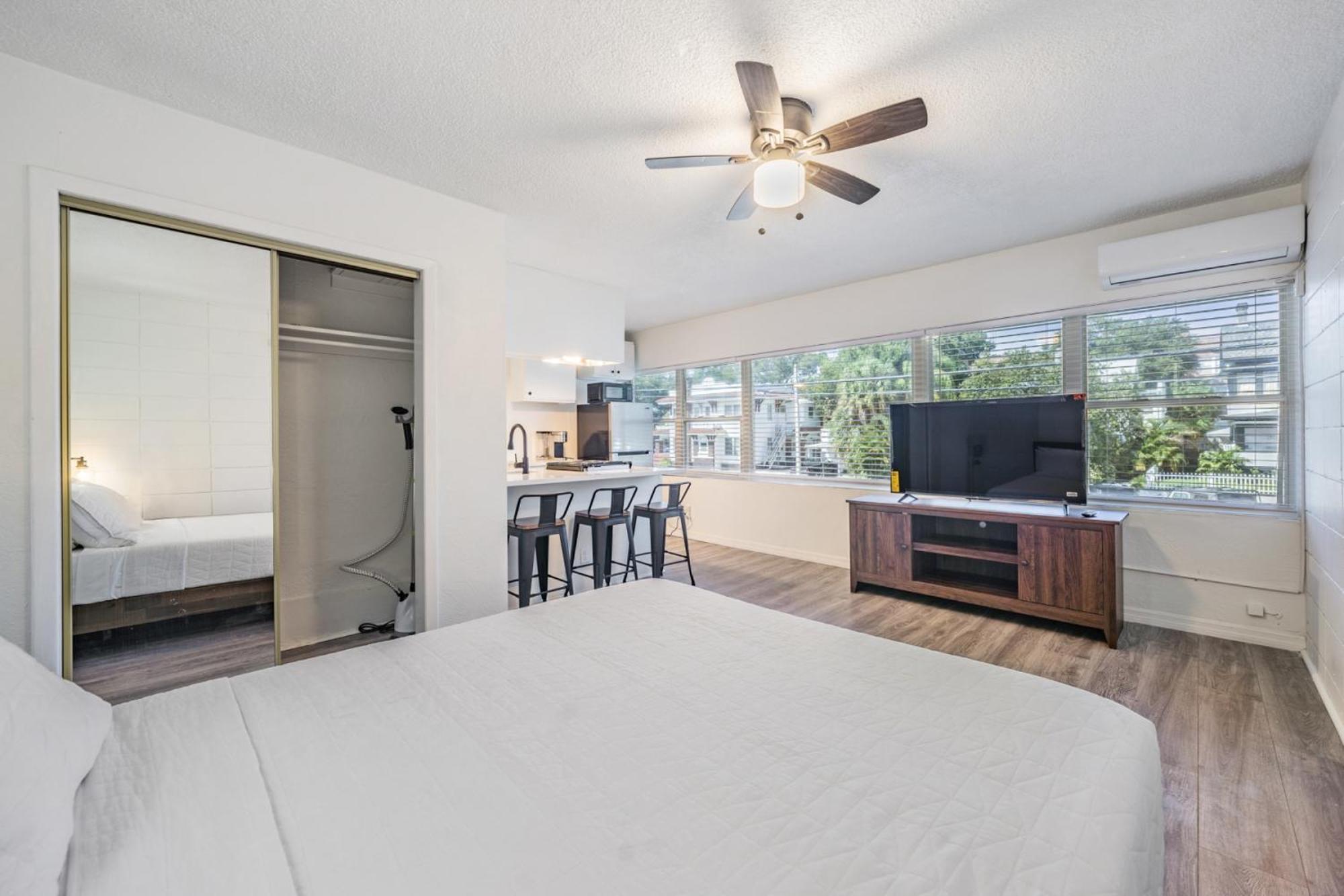 סיינט פיטרסברג Spacious Studio Apartment Near Nightlife & Dining! מראה חיצוני תמונה